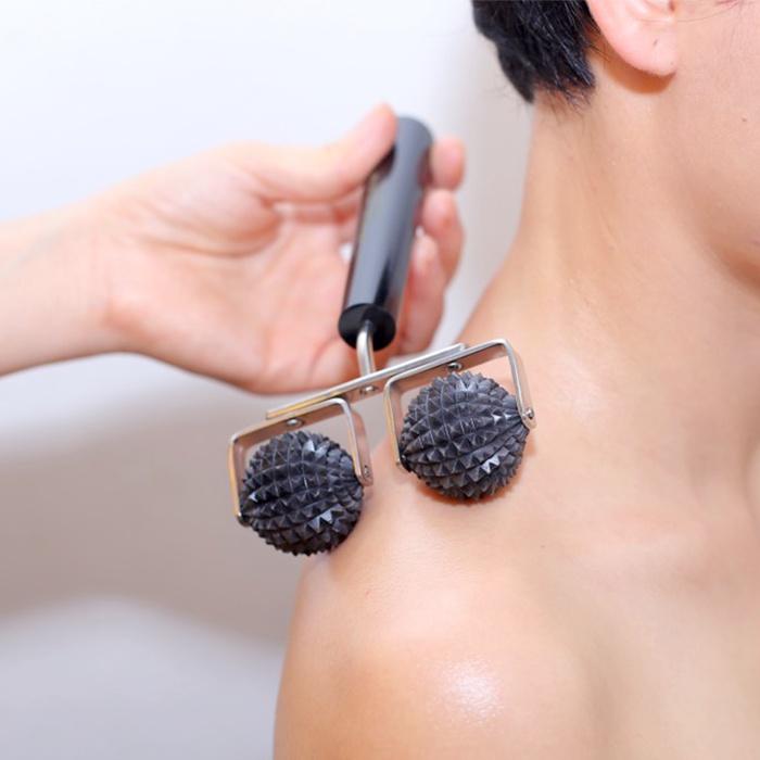 Có những điểm cần lưu ý khi sử dụng dụng cụ lăn mát xa không?