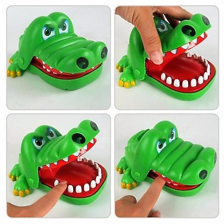 Có nên mua đồ chơi cá sấu cắn tay để giúp trẻ phát triển kỹ năng vận động?