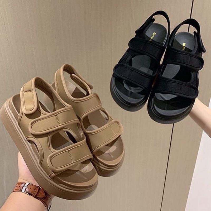 Giày đế bằng nữ có thể kết hợp phù hợp với các chất liệu trang phục nào?