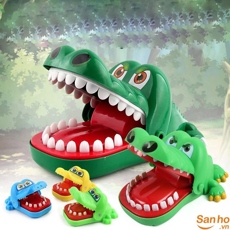Có cần đặc biệt chú ý gì khi sử dụng đồ chơi cá sấu cắn tay?