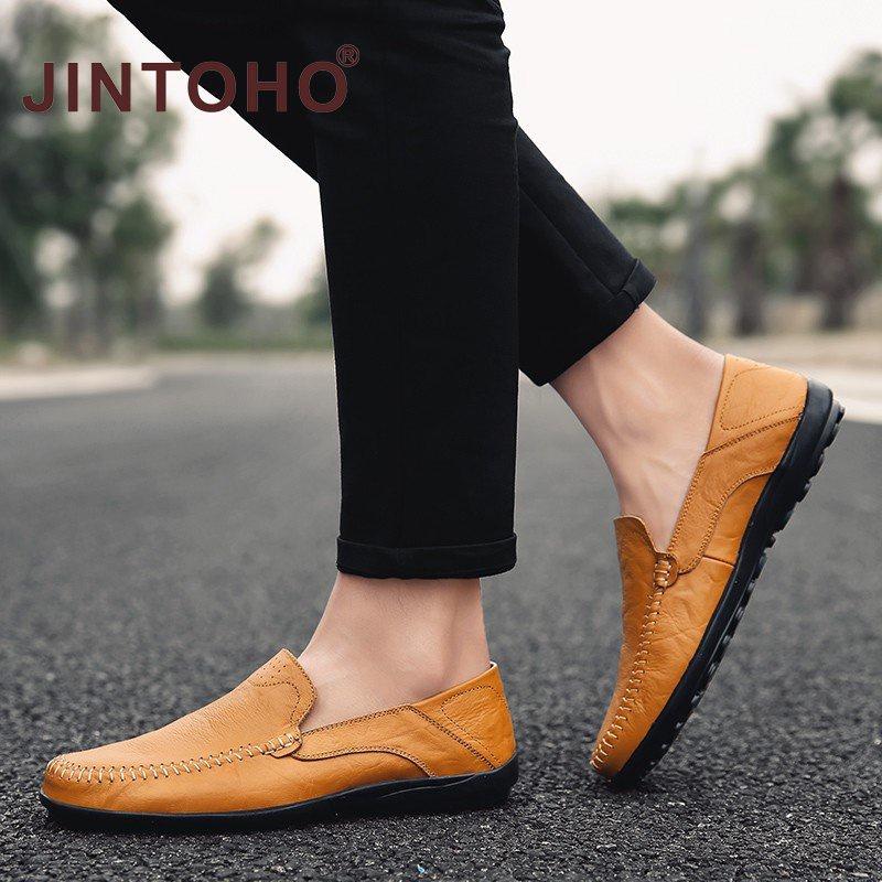 Có những màu sắc và kiểu dáng nào phổ biến cho giày lười da nam thời trang?