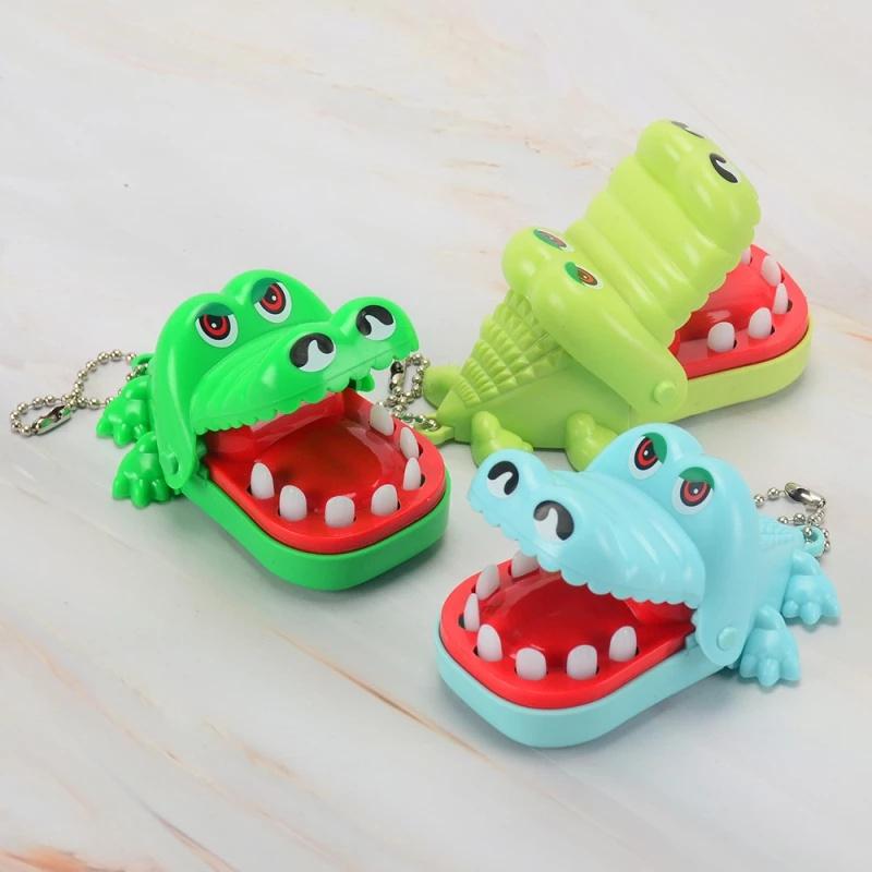 Có thể mua đồ chơi cá sấu cắn tay ở đâu?